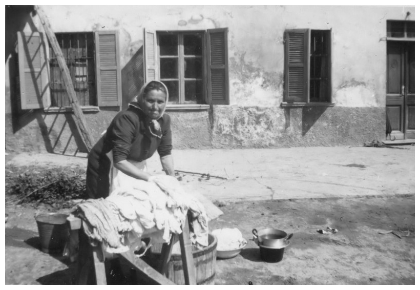 1950_Lina fa il bucato